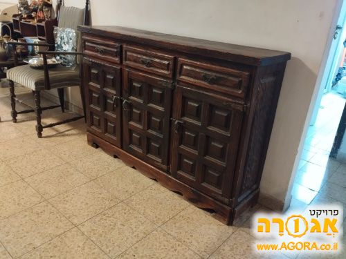 קומודה (שידה גדולה)