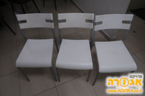 3 כיסאות לבנים של איקאה