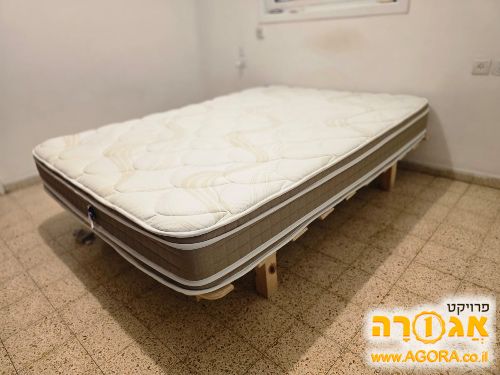מיטה זוגית קטנה - מזרון עם מסגרת עץ