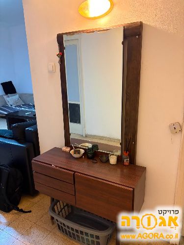 מראה ושידה