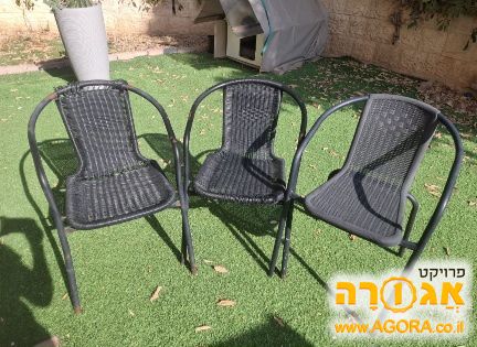 3 כסאות לגינה במצב טוב