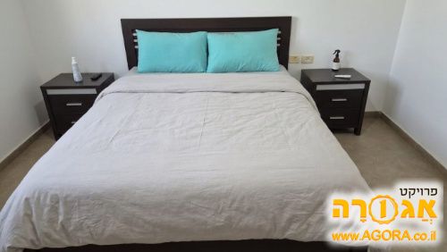 מיטה זוגית, שתי שידות ומזרן