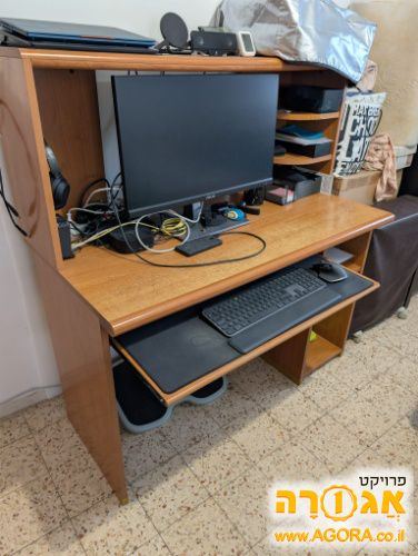 שולחן מחשב עם כוננית