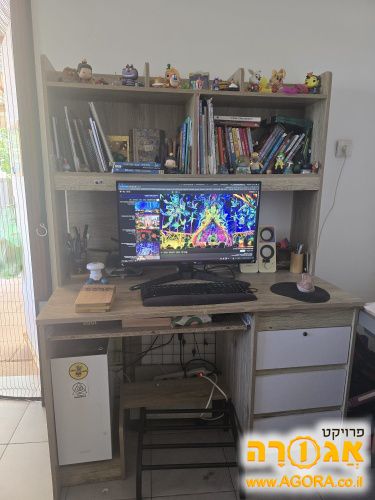 שולחן כתיבה עם מדפים