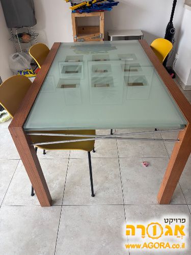 שולחן נפתח וארבע כיסאות