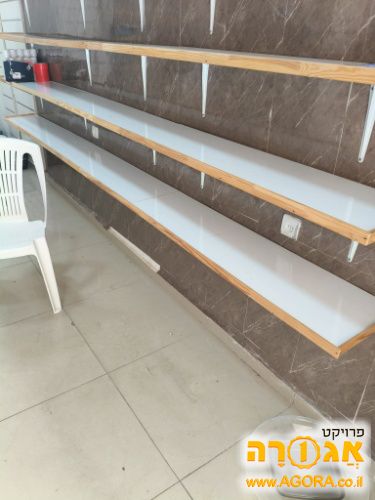 מדפים של חנות