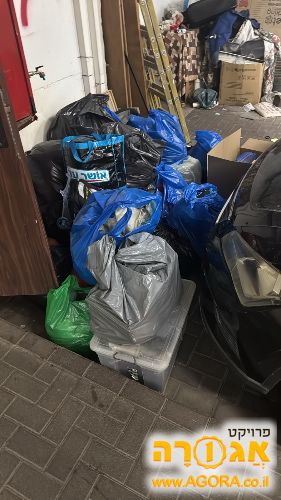 שקיות מלאות בביגוד תיקים ונעליים