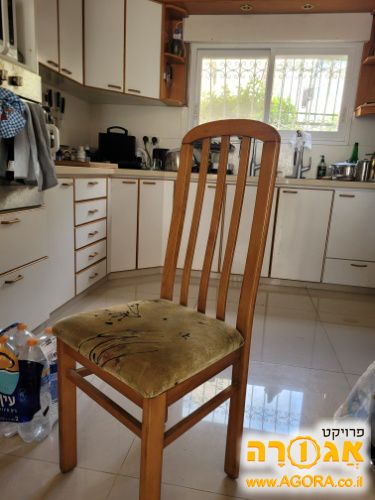 שולחן וכסאות
