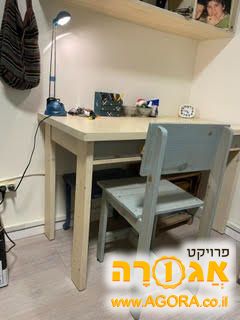 כוננית תואמת לשולחן כתיבה לתלייה