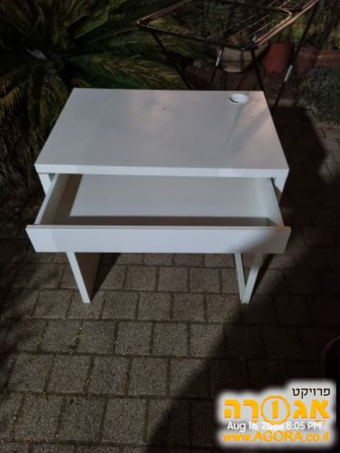 שולחן כתיבה קטן