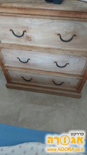 שידת עץ