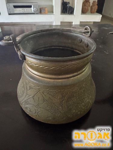 כד נחושת עם ידית אחיזה