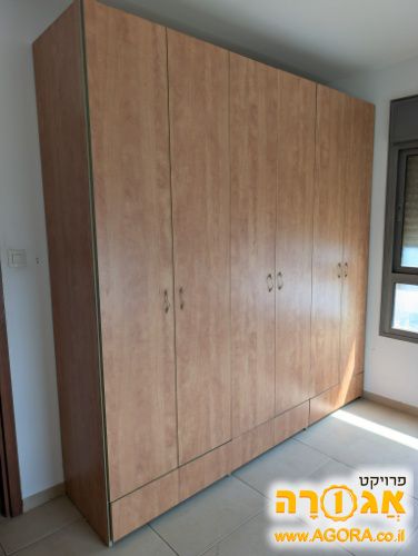 ארון בגדים גדול