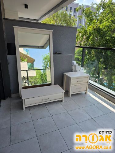 שידה קטנה ושידה עם מראה