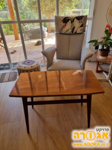 שולחן סלון קטן מעץ מלא