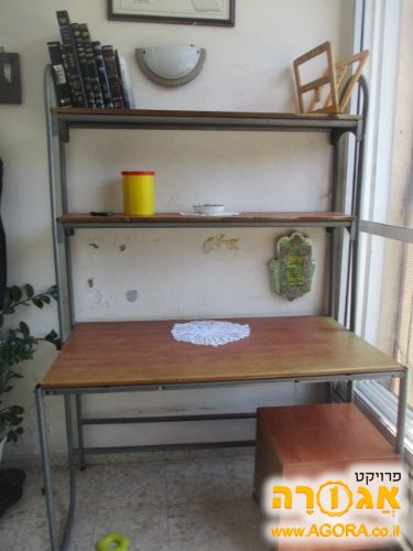 שולחן כתיבה עם מדפים