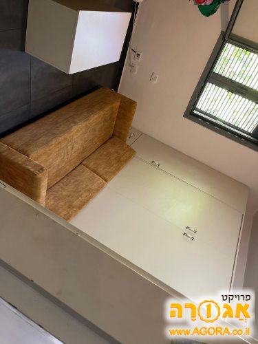 מיטה זוגית מתקפלת אל הקיר