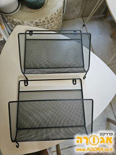 2 רשתות לניירת על קיר