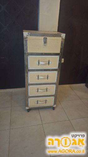 שידת מגירות גבוהה