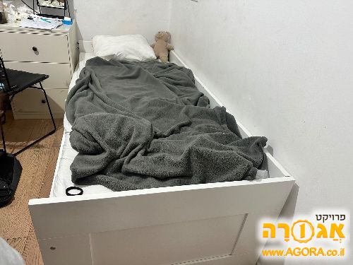 מיטת יחיד עם פתח מצעים. נפתחת לשניים