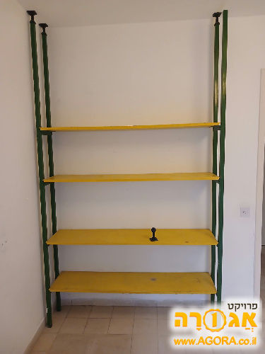 ארבעה מדפים עם עמודי לחיצה