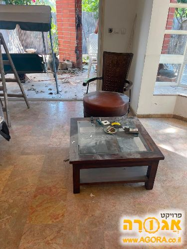 כורסא ושולחן קפה