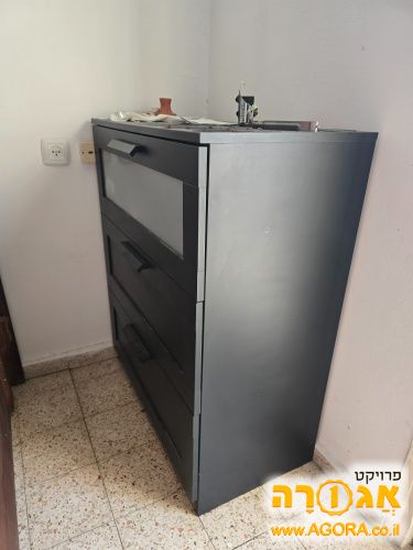 שידה שחורה
