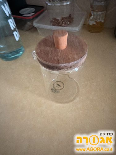 צנצנת קטנה ללא כפית עץ