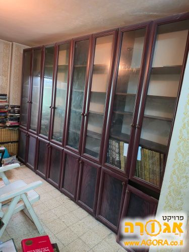 ארון ספרים סגור