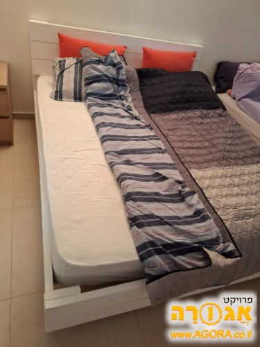 מיטה זוגית עם מזרן