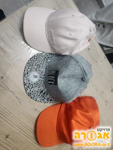 כובעי מצחייה צבעוניים