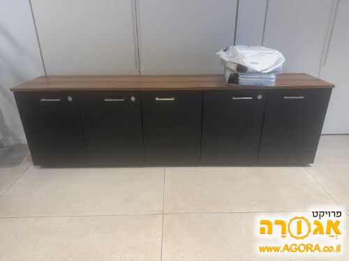 ארונית נמוכה וארוכה