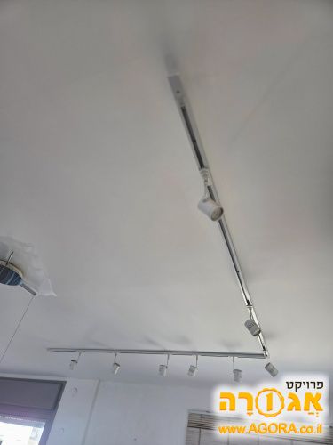פרופיל תאורה עם ספוטים בצבע לבן