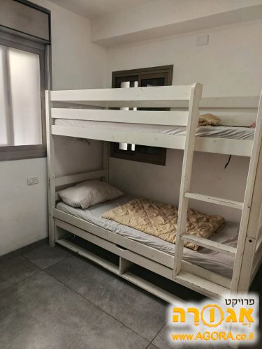 מיטת קומותיים ללא מזרונים נפתחת למיטת חב