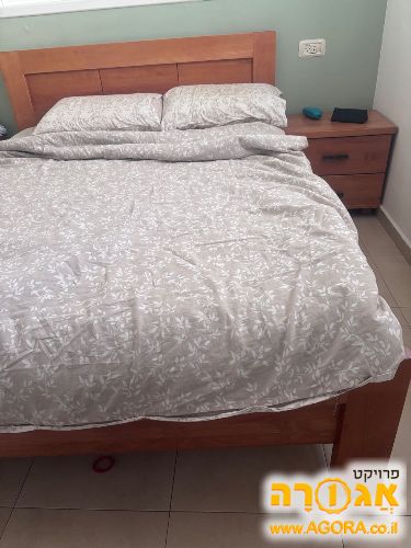 מיטה ושתי שידות צד