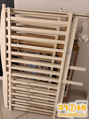 מיטת תינוק לבנה