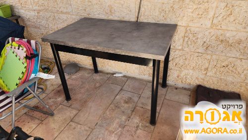 שולחן אוכל אפור