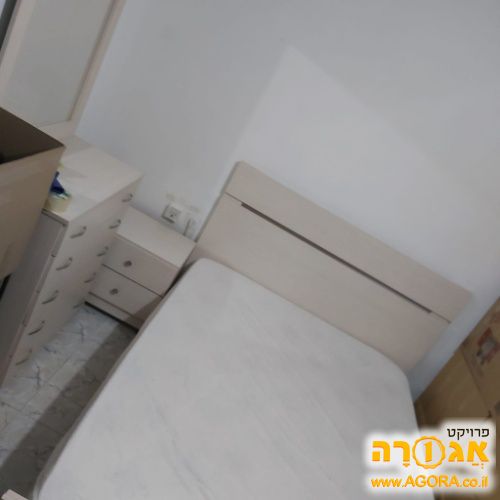 מיטה זוגית עם מזרן