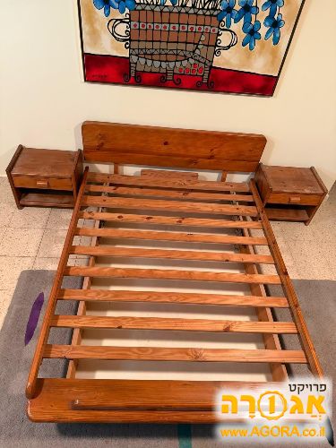 מיטה זוגית עם ארגז נפתח ושתי שידות צד