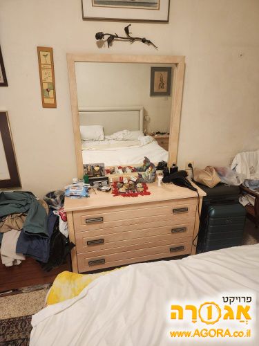 שידת איפור עם מראה ומגירות