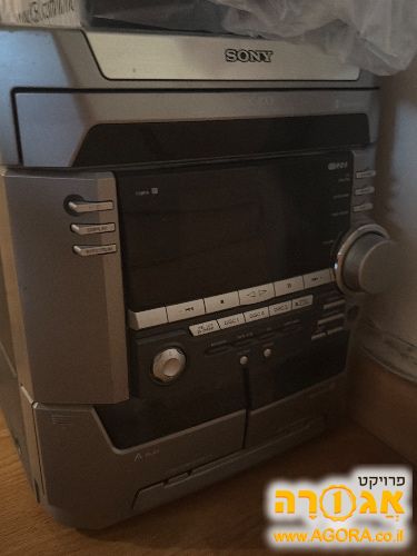 מגבר סוני עם שני רמקולים גדולים