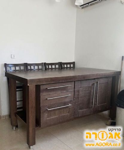 שולחן וכסאות עץ