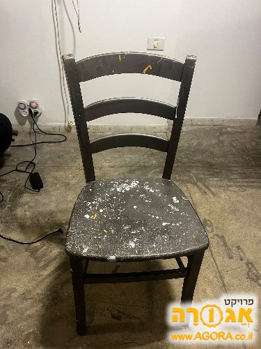כסא עץ