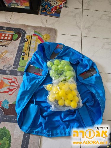 בריכת כדורים עם כדורים