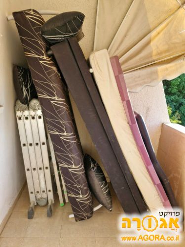 מיטת (ספת) נוער של פעםבשחור עם שפריץ לבן