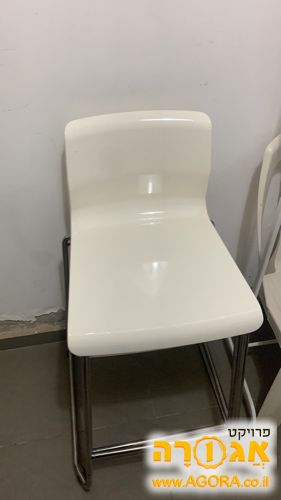 כיסאות לבנים