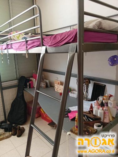מיטה משולבת שולחן כתיבה