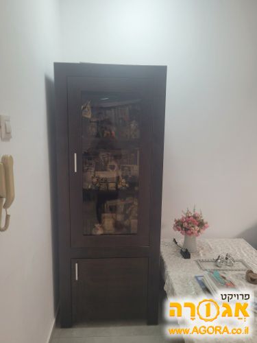 סט מלא של שולחן מזנון ויטרינה