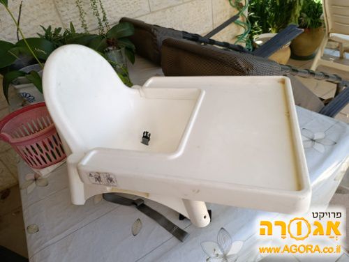 כיסא האכלה לילד עם מדף ורגליים.במצב טוב