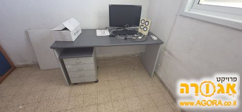 שולחן משרדי עם מגרות